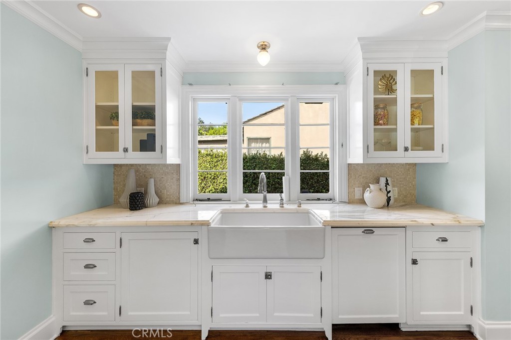 375 La Mirada Avenue