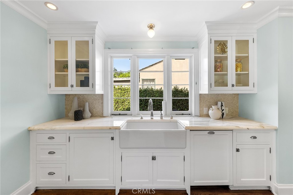 375 La Mirada Avenue