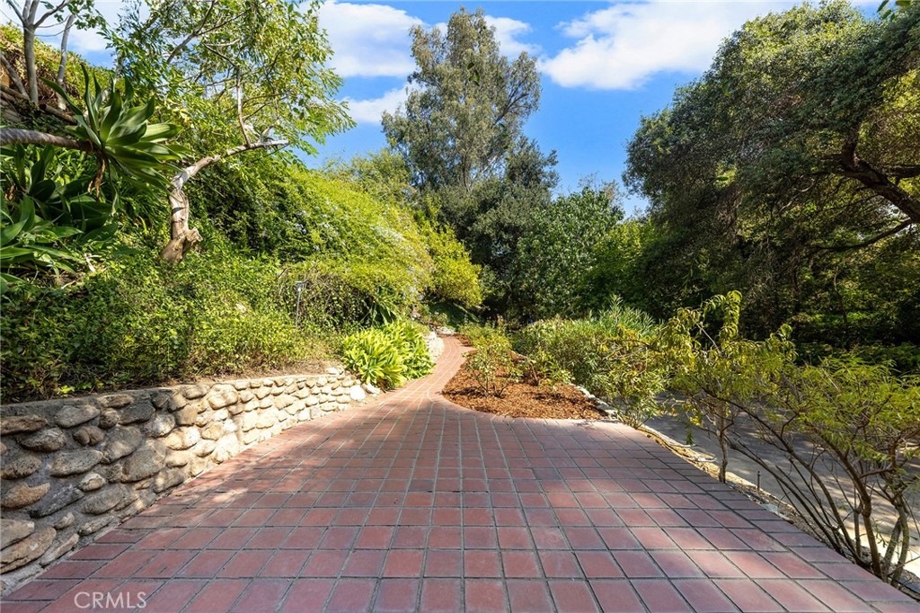 375 La Mirada Avenue