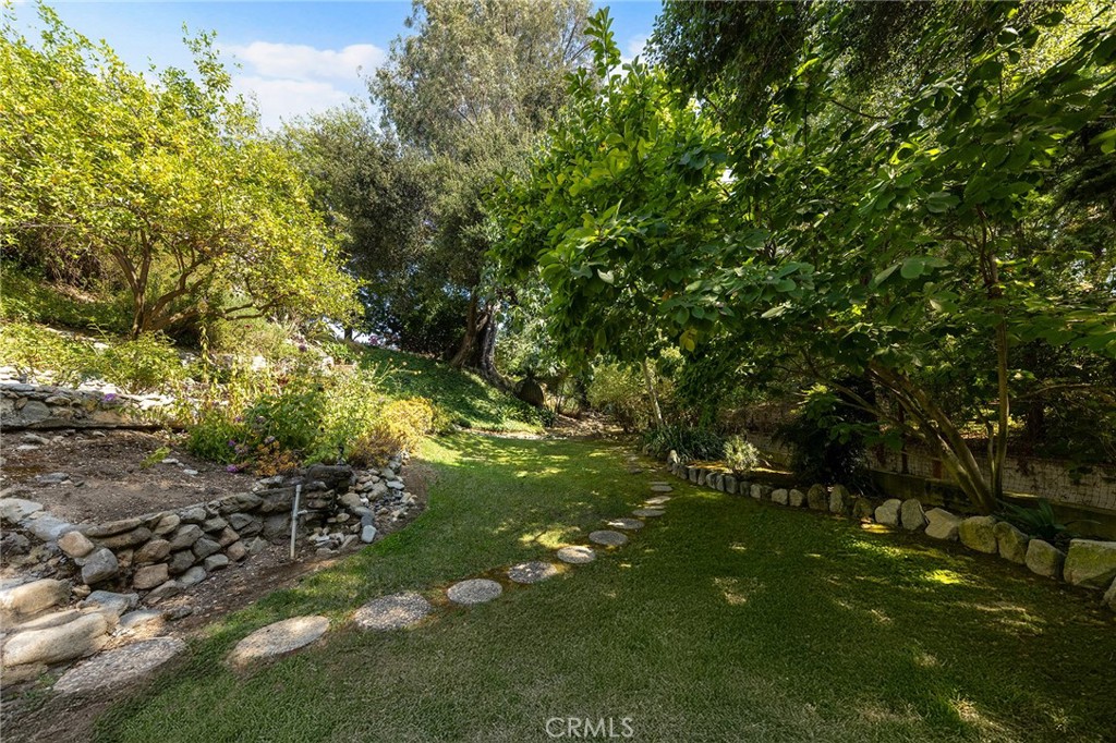 375 La Mirada Avenue