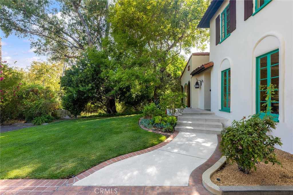375 La Mirada Avenue