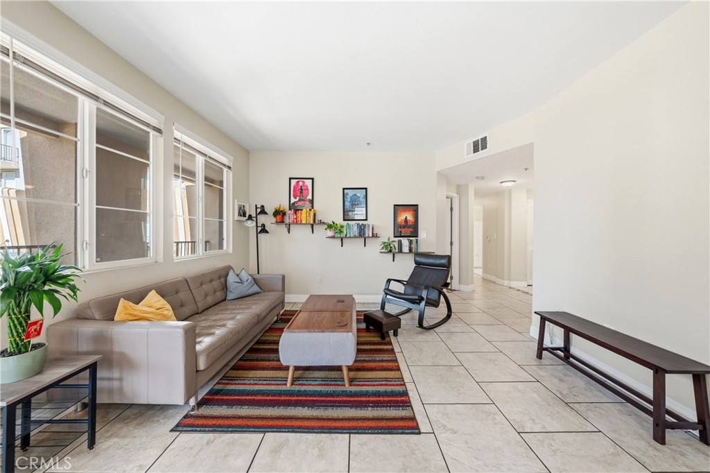 360 W Avenue 26 215