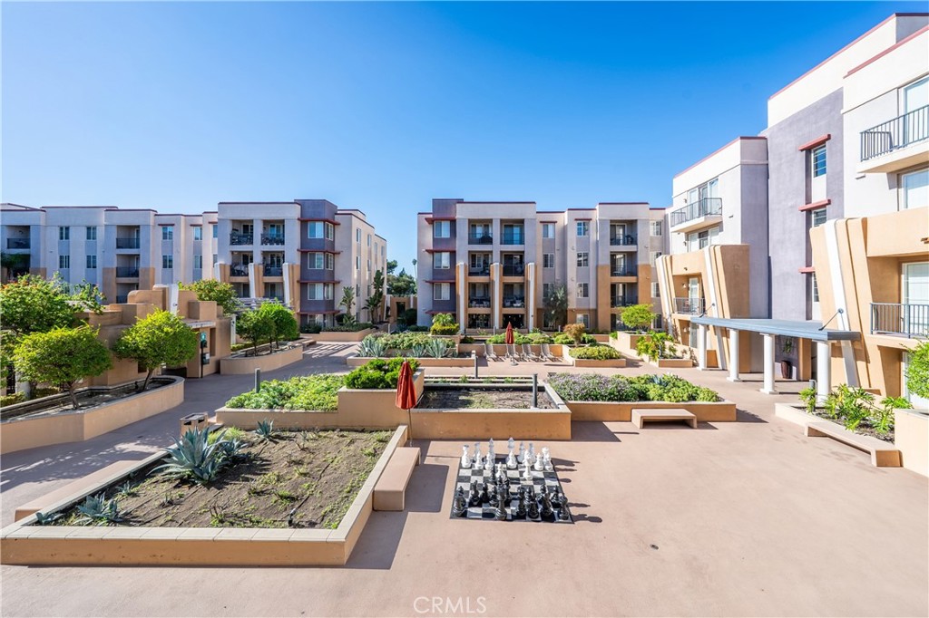 360 W Avenue 26 215