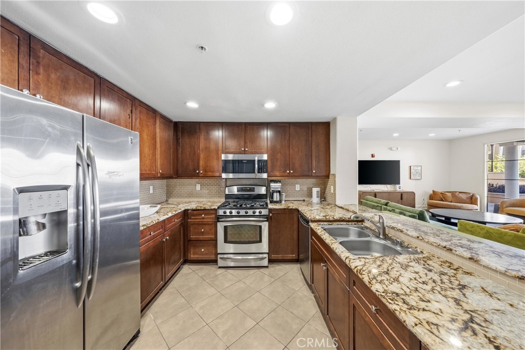 360 W Avenue 26 215