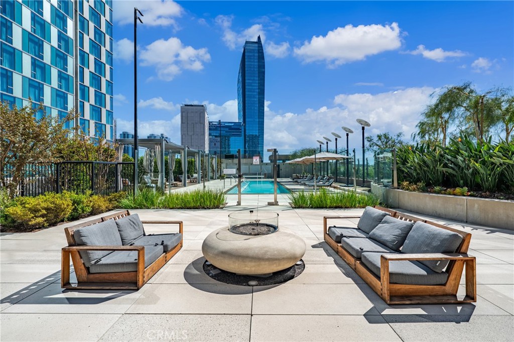 889 Francisco St 1210