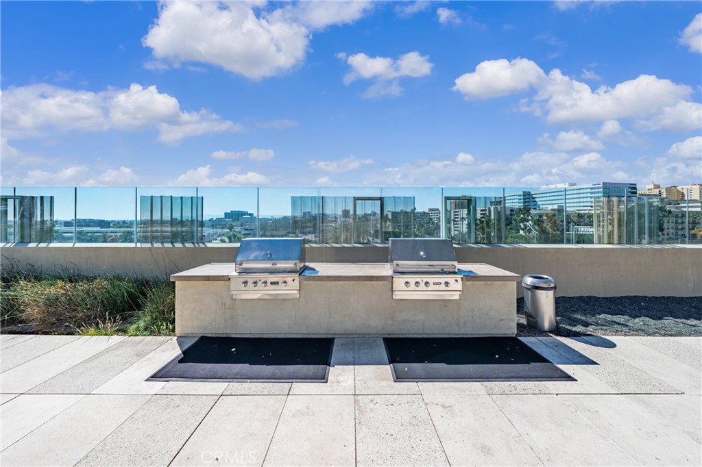 889 Francisco St 1210