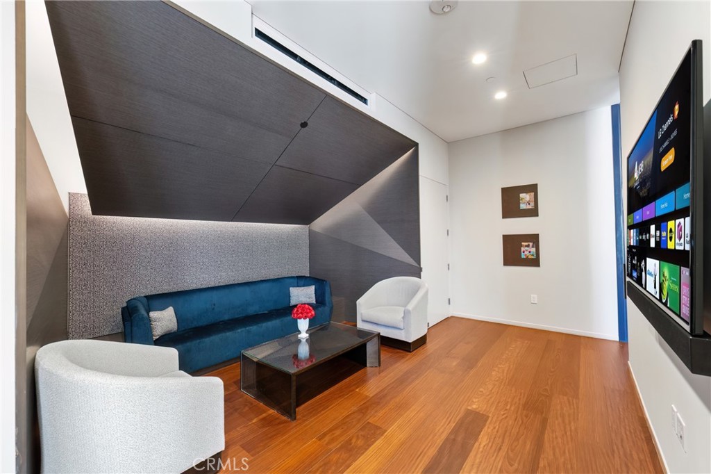 889 Francisco St 1210