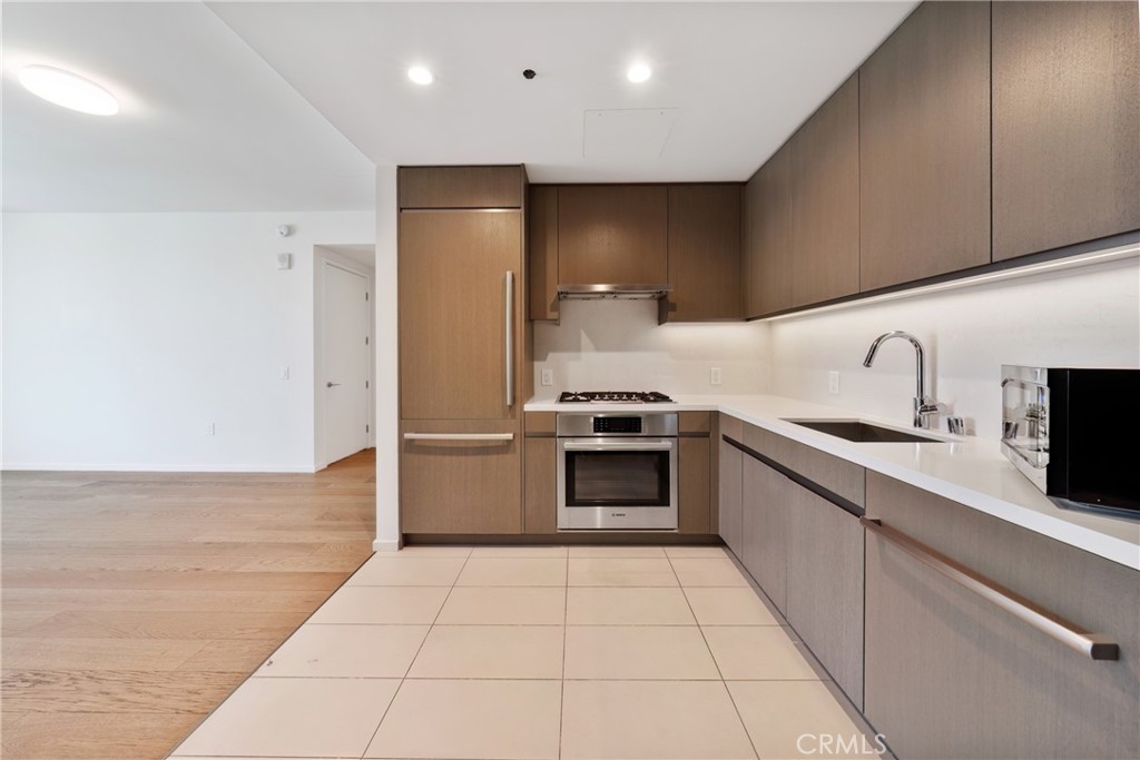889 Francisco St 1210