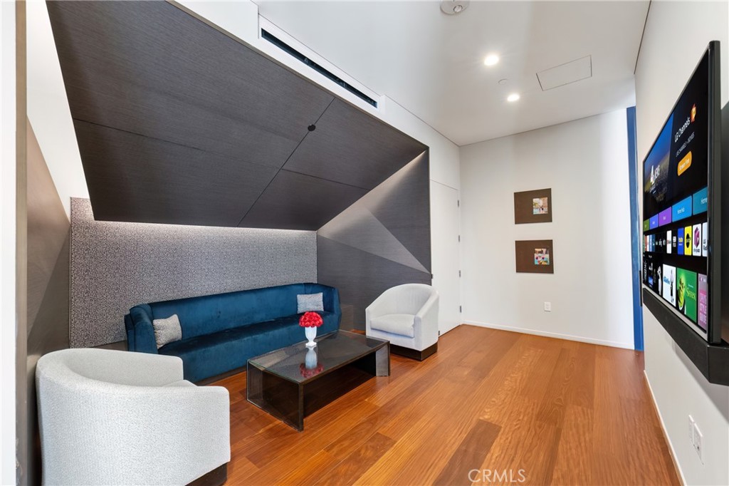 889 Francisco St 1210