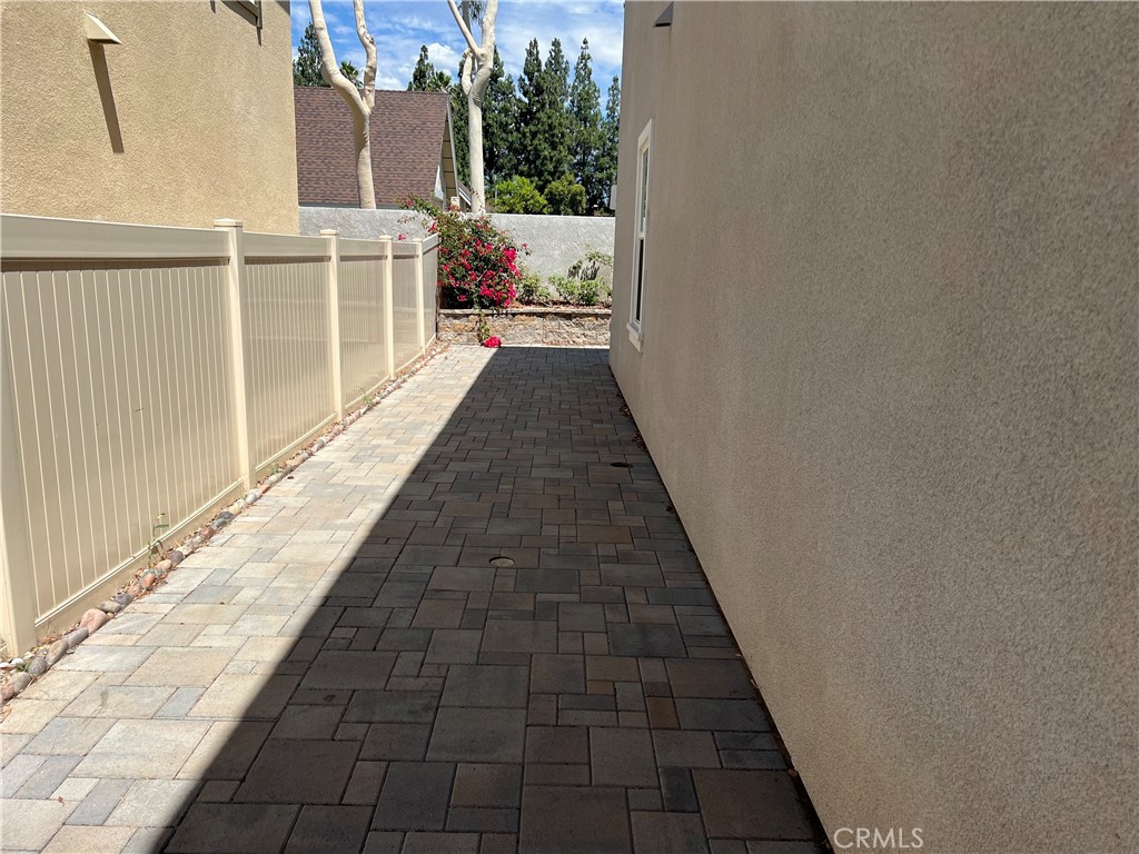 2061 E Sentinel Privado