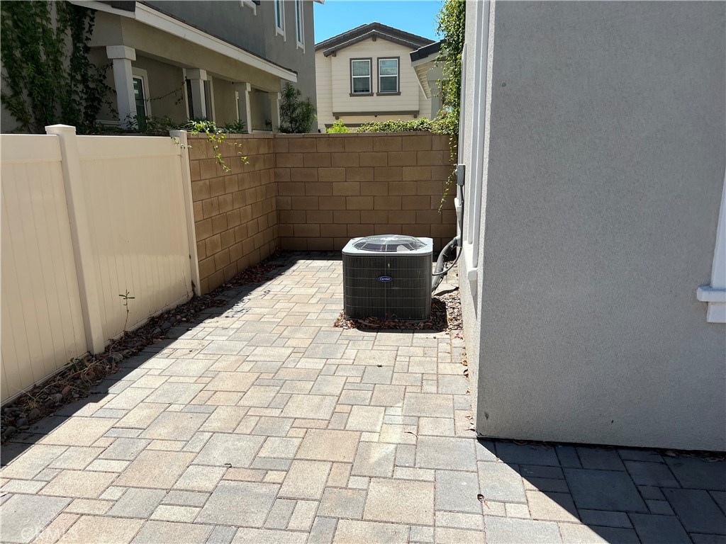 2061 E Sentinel Privado