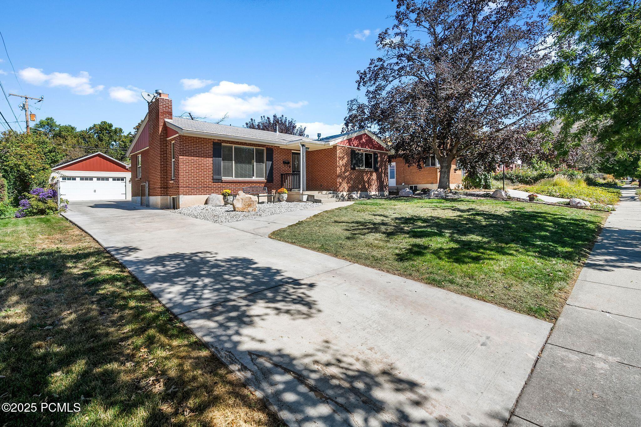 2125 E Logan Avenue