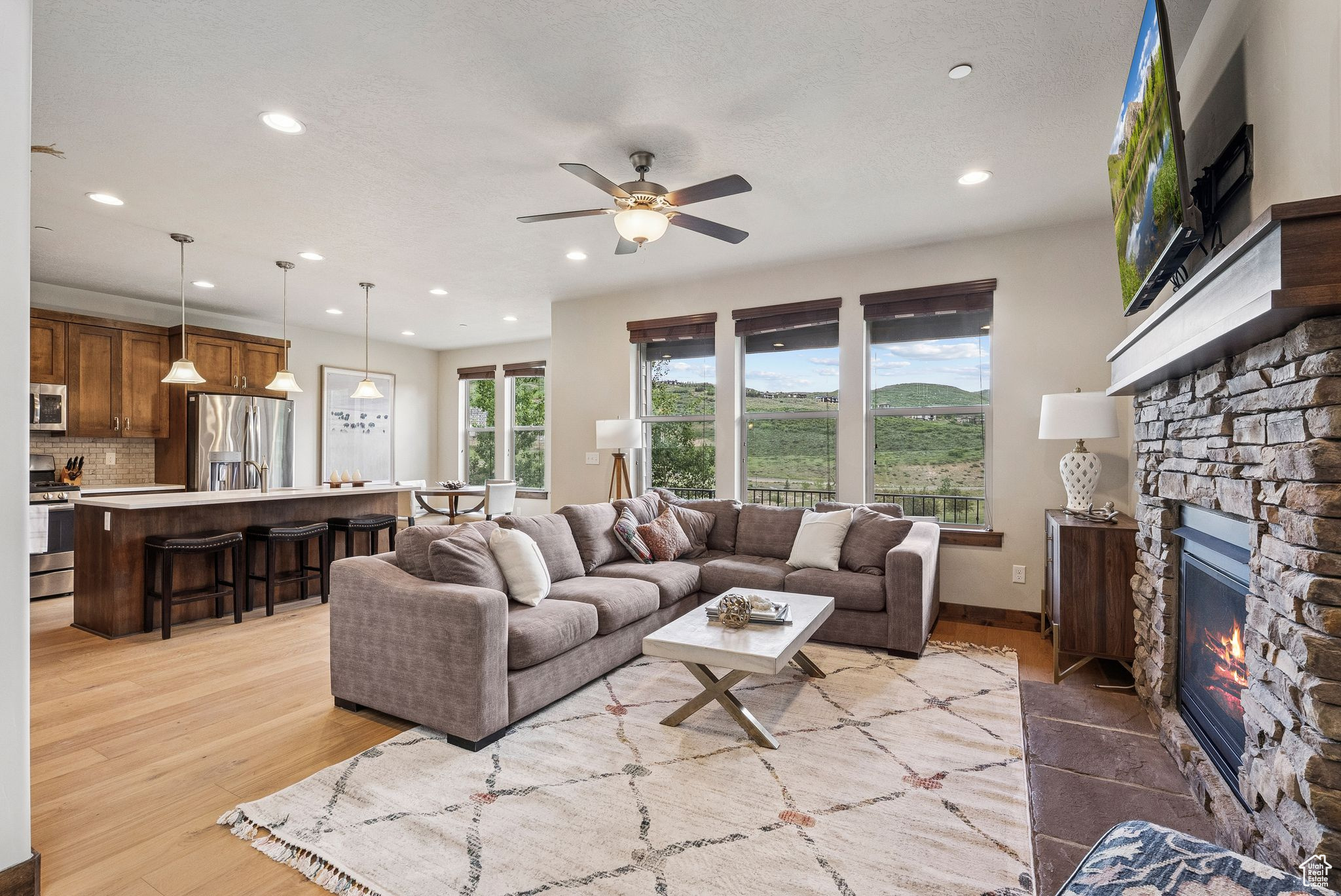 1046 W ABIGAIL DR