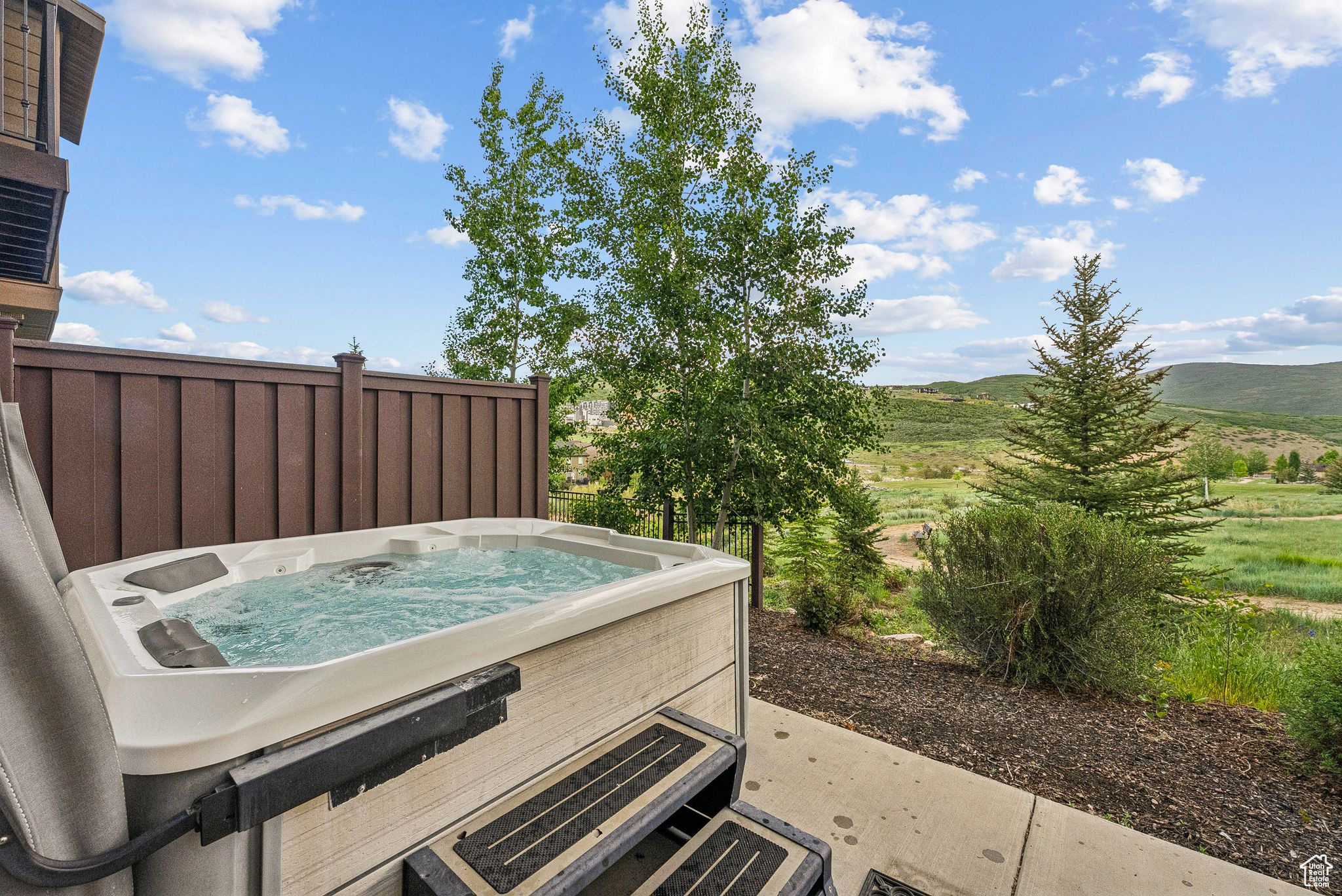 1046 W ABIGAIL DR
