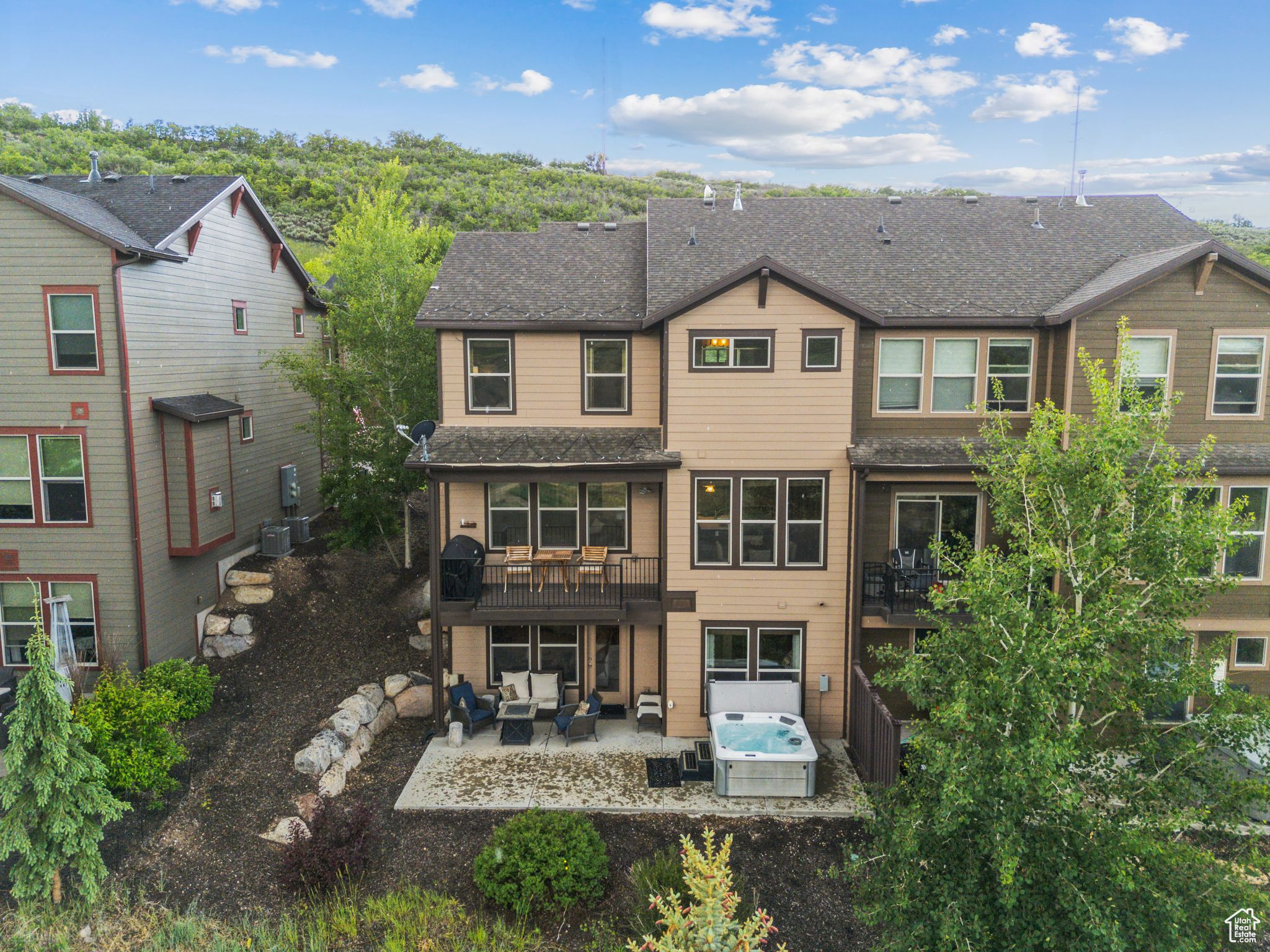 1046 W ABIGAIL DR