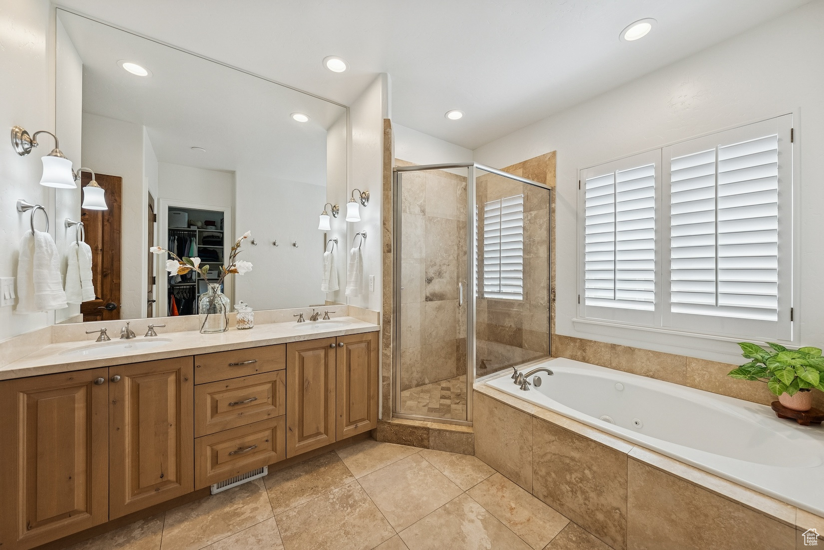 1917 E HOLLADAY VIEW PL