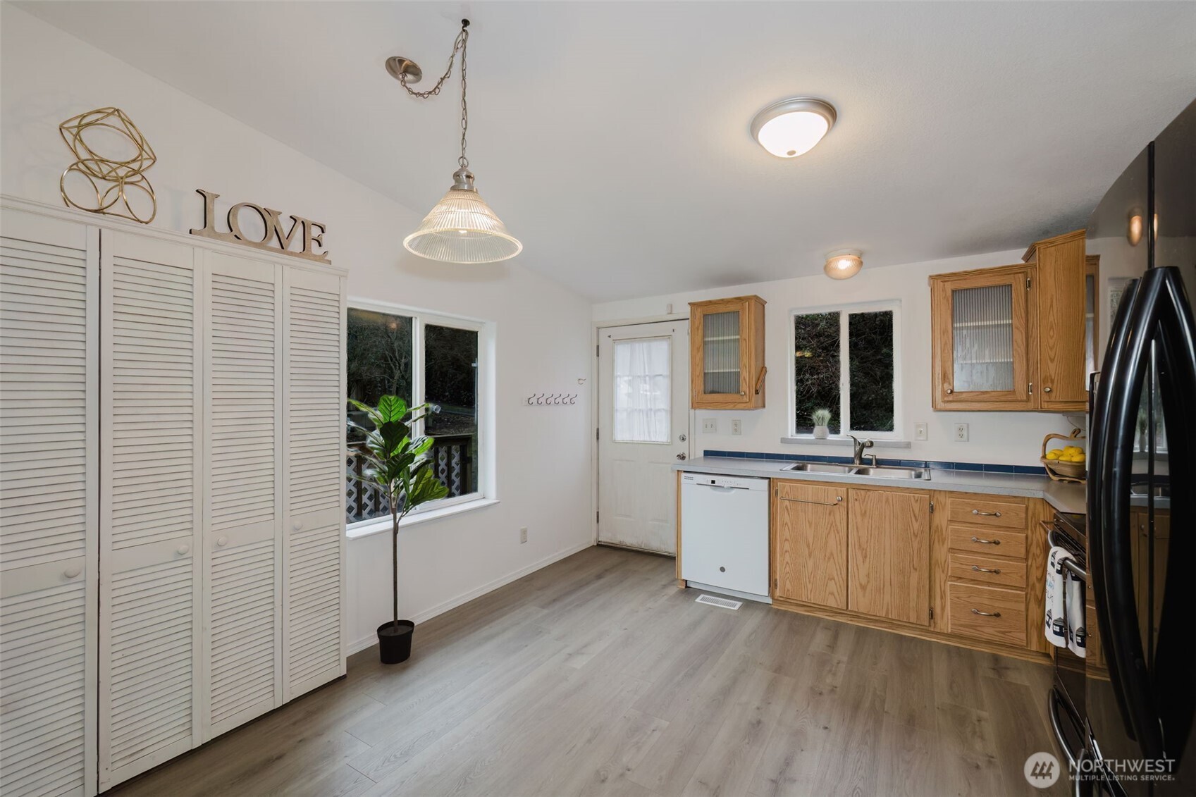 2527 Oregon Street E