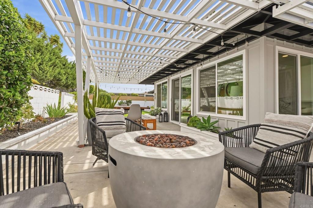 952 La Tierra Drive