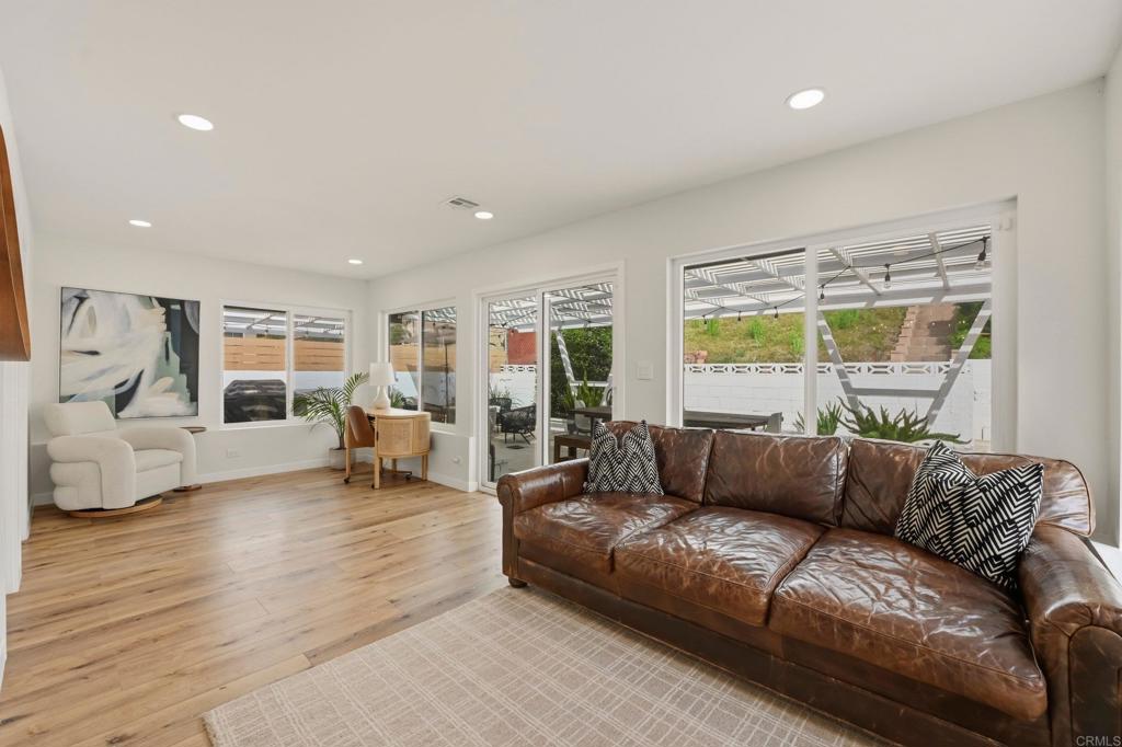 952 La Tierra Drive
