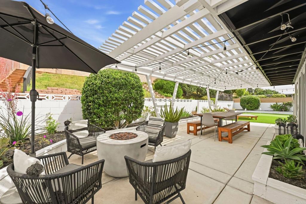 952 La Tierra Drive