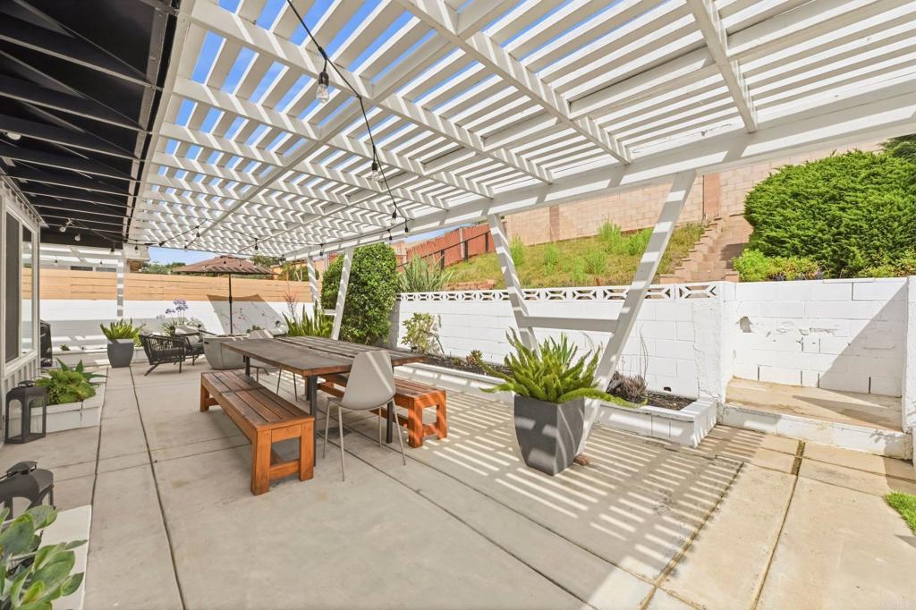 952 La Tierra Drive