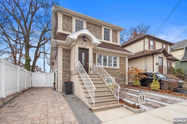 586 Monroe Place