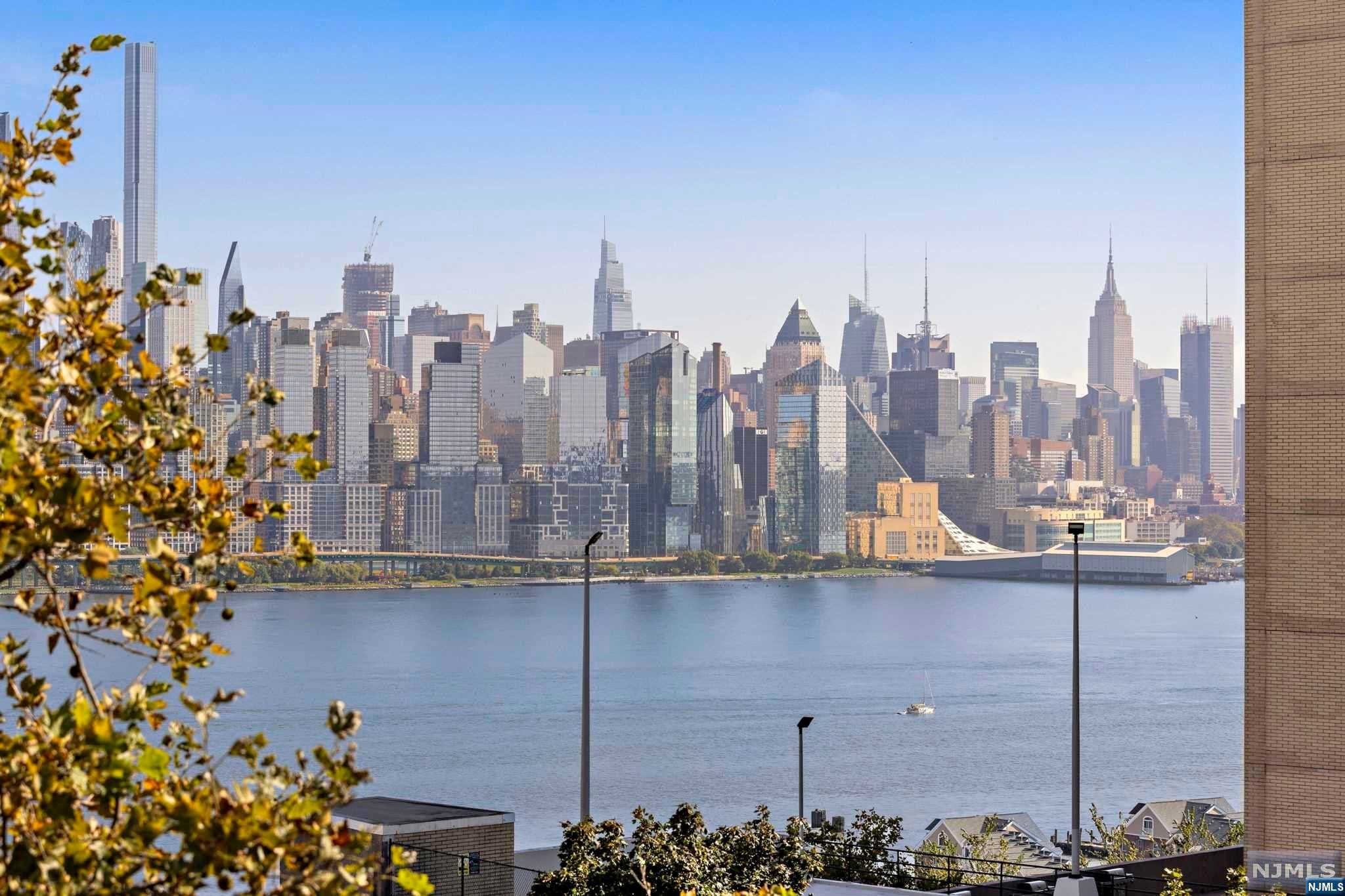 6719 Boulevard East