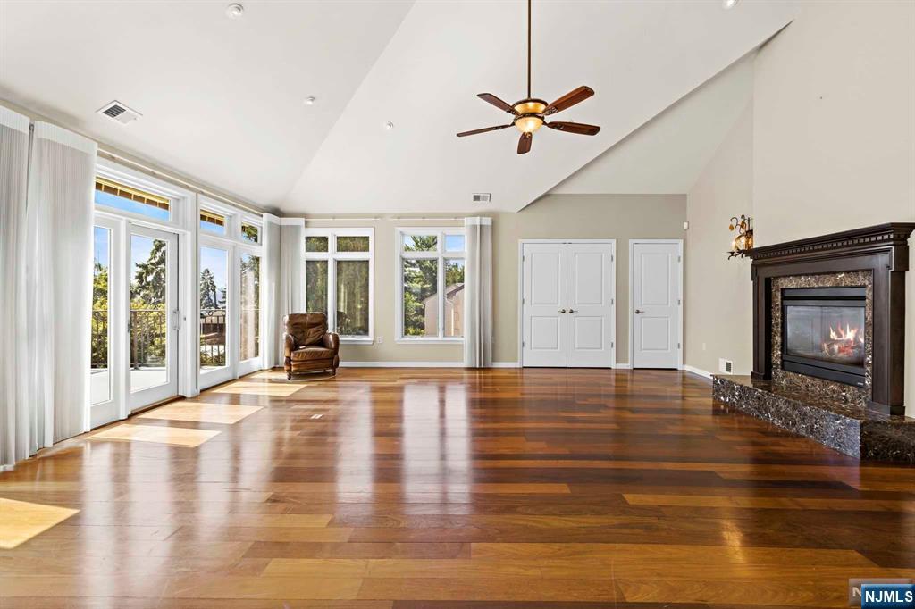 390 Oncrest Terrace