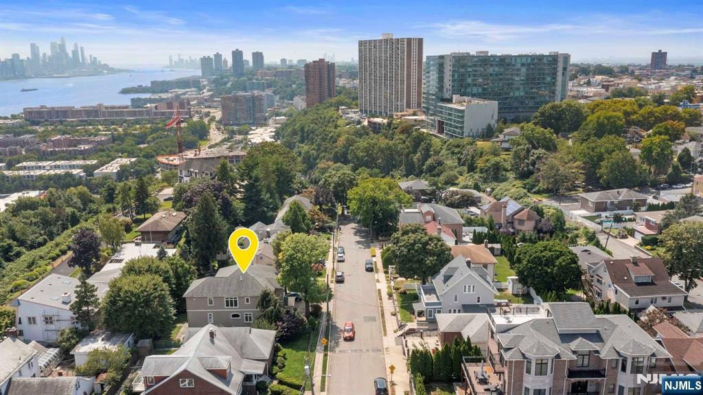 390 Oncrest Terrace