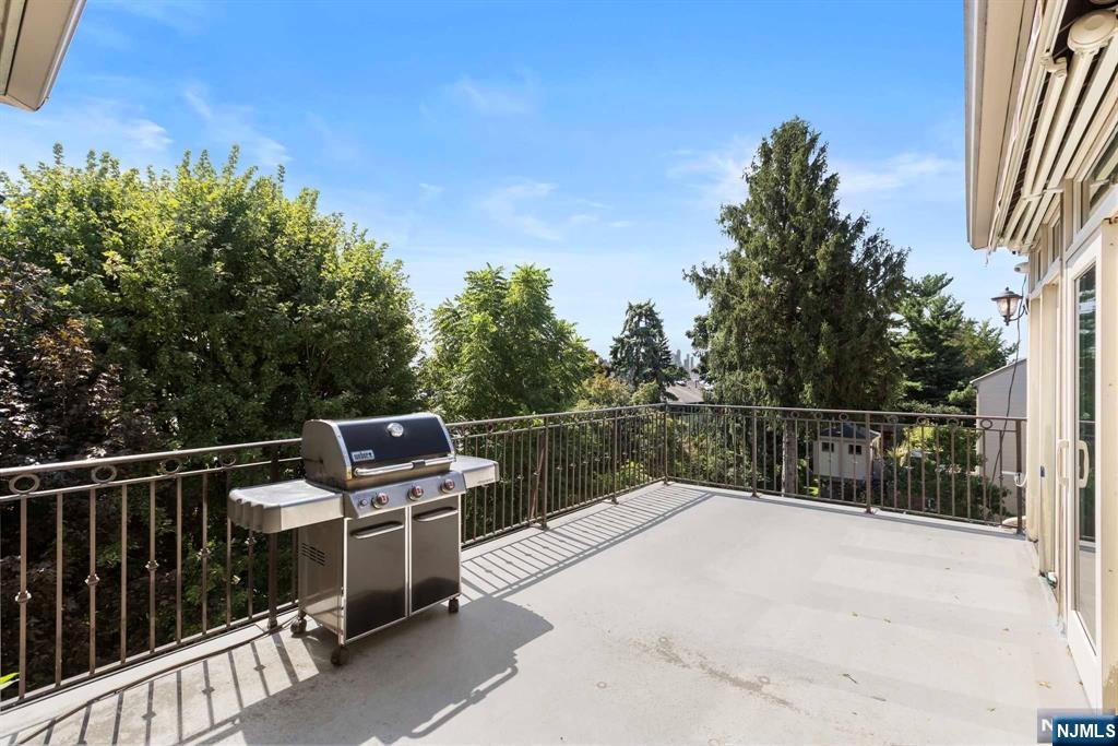 390 Oncrest Terrace