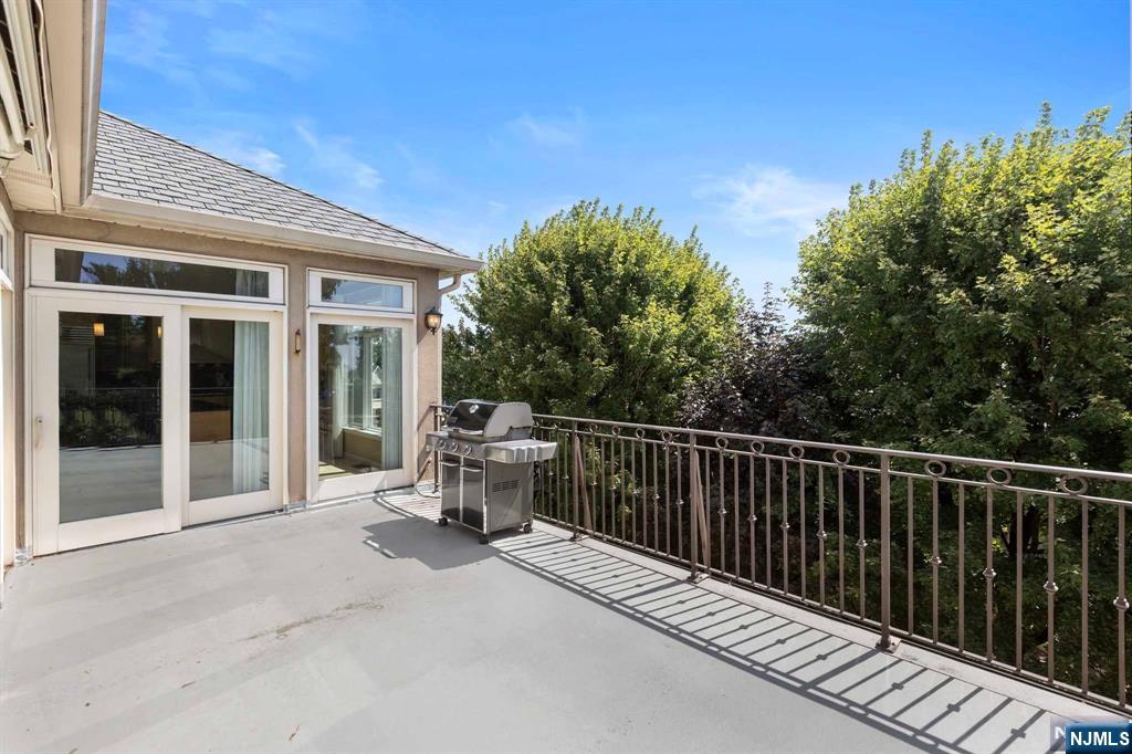 390 Oncrest Terrace