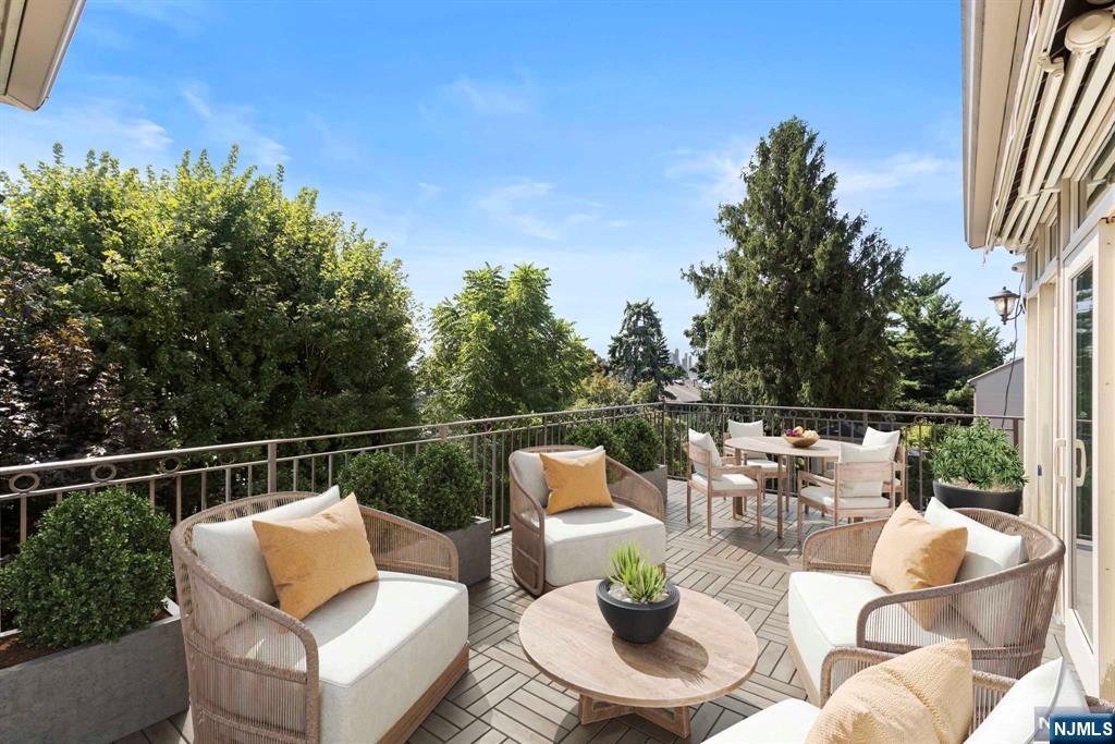 390 Oncrest Terrace