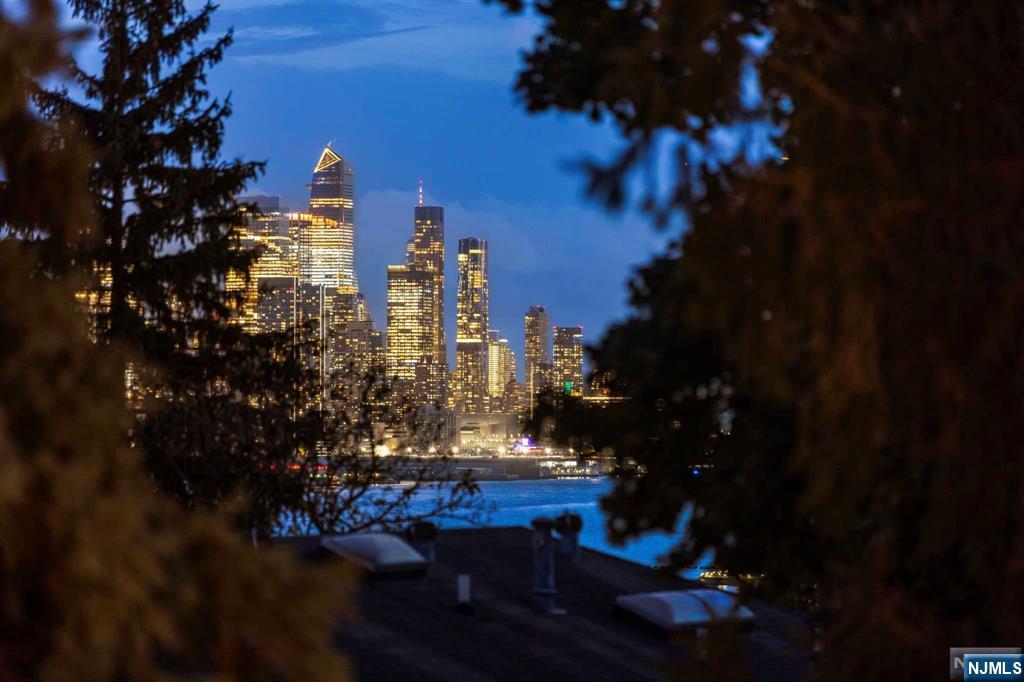 390 Oncrest Terrace