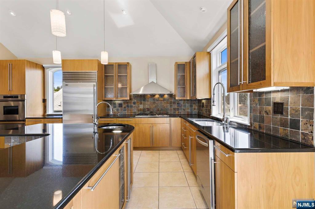 390 Oncrest Terrace