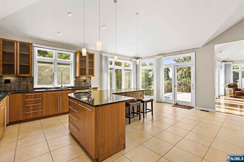 390 Oncrest Terrace