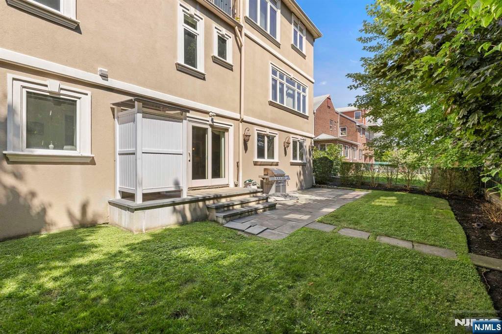 390 Oncrest Terrace
