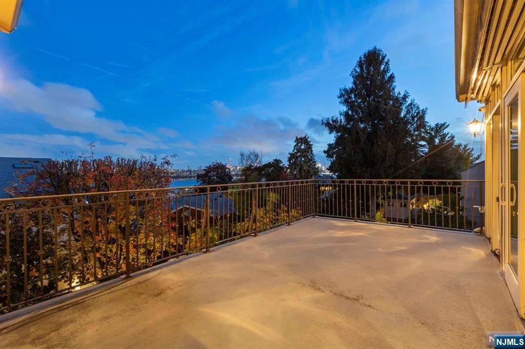 390 Oncrest Terrace