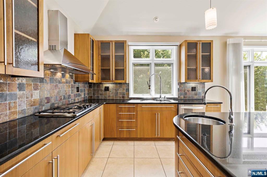 390 Oncrest Terrace
