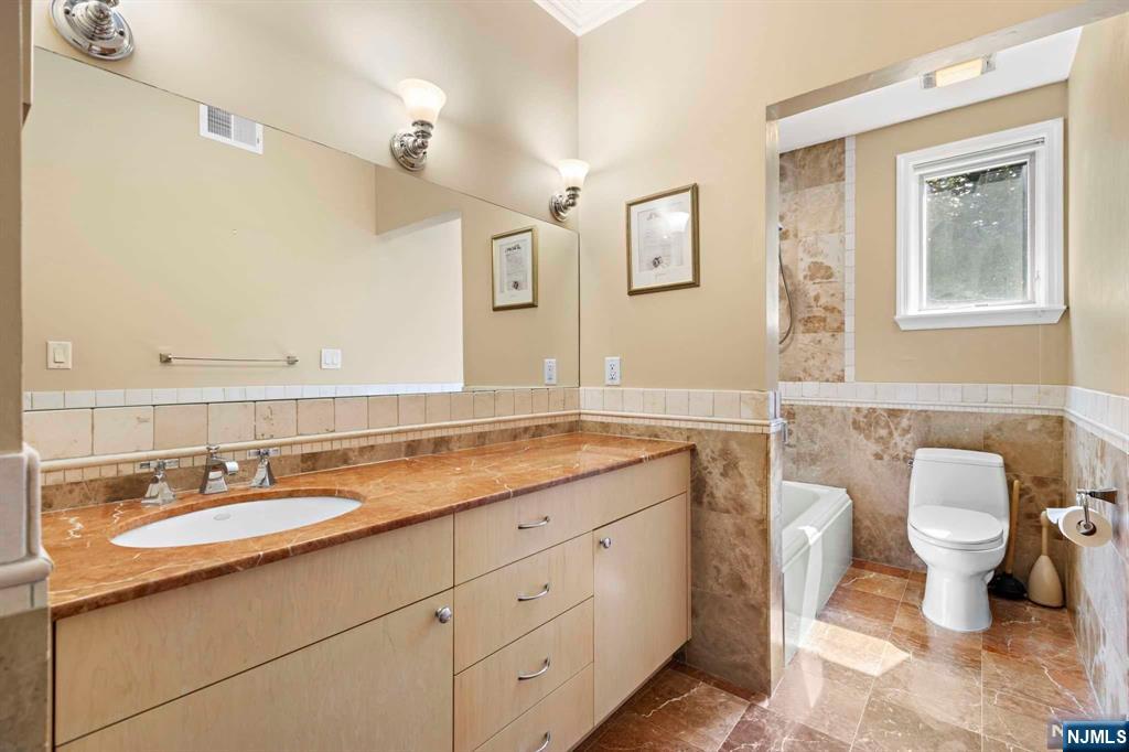 390 Oncrest Terrace