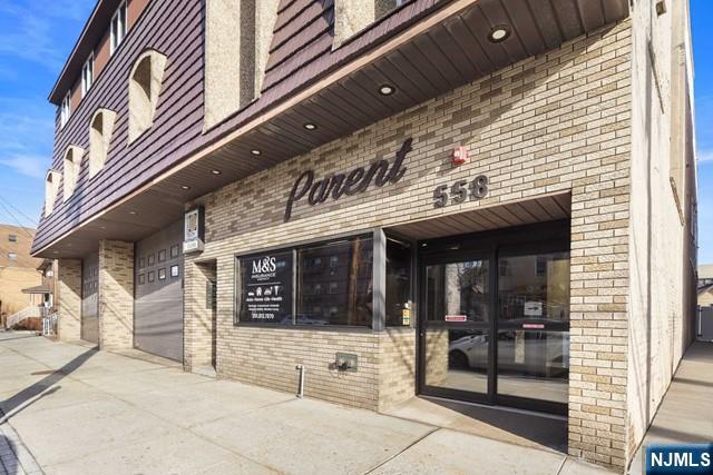 558 Anderson Avenue Retail