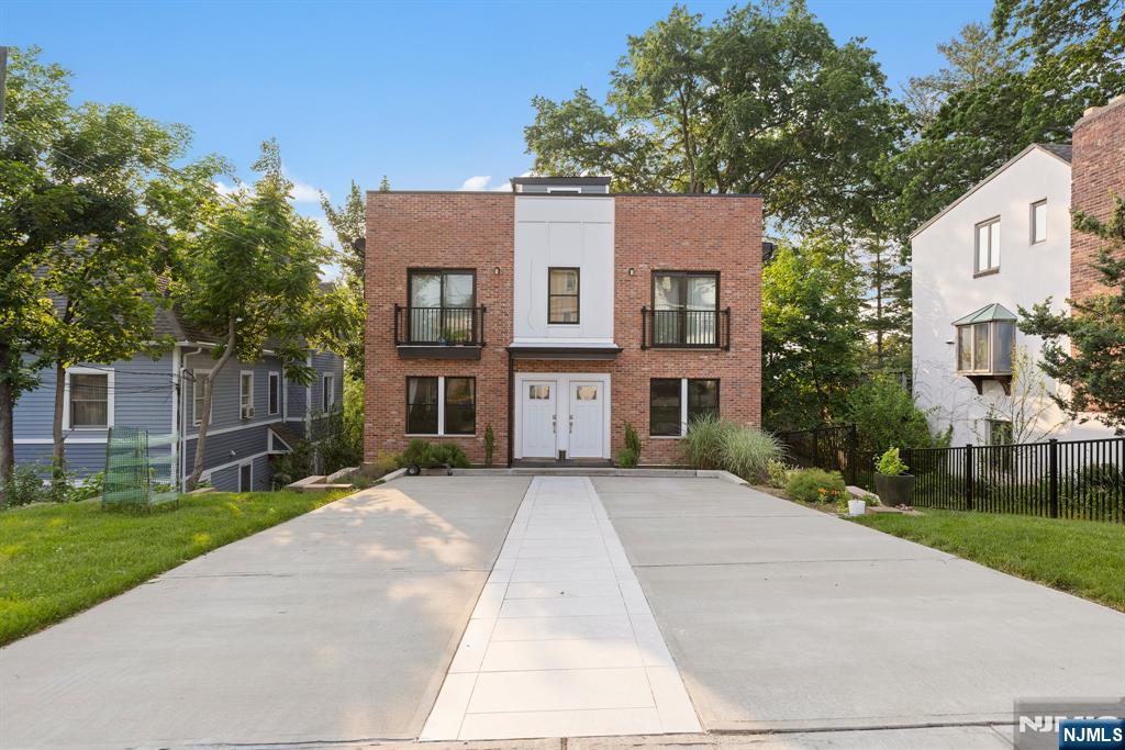 571 Hillside Street