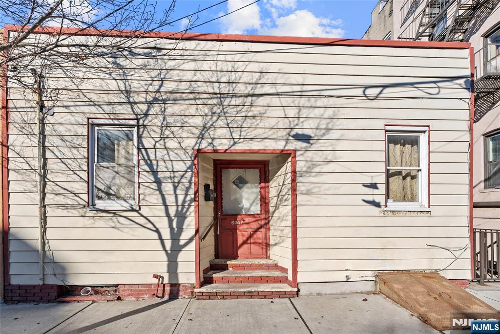 6307 Dewey Avenue