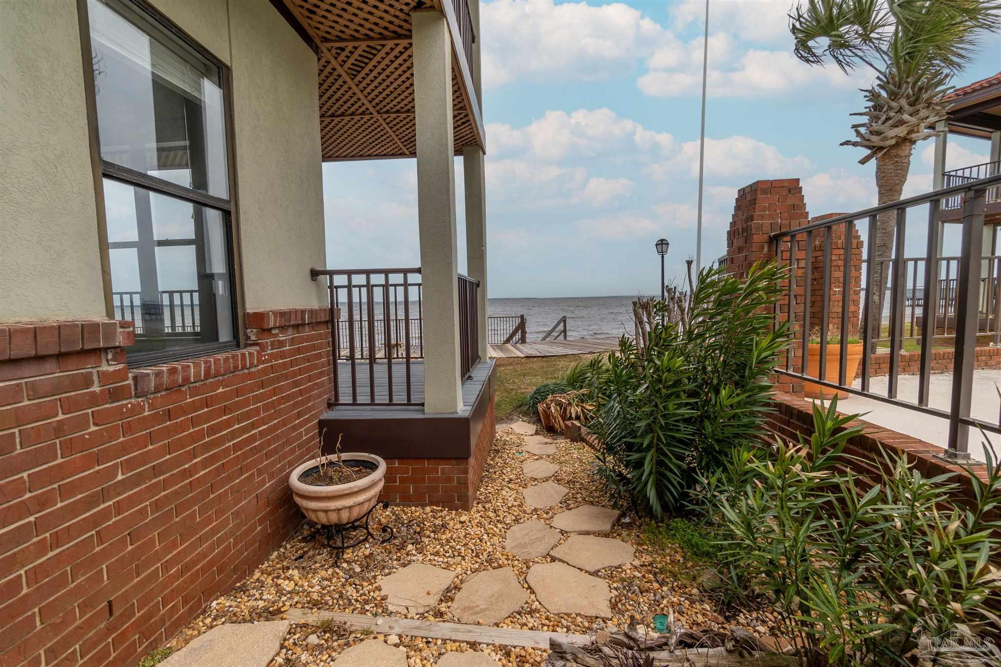 102 Baybridge Dr