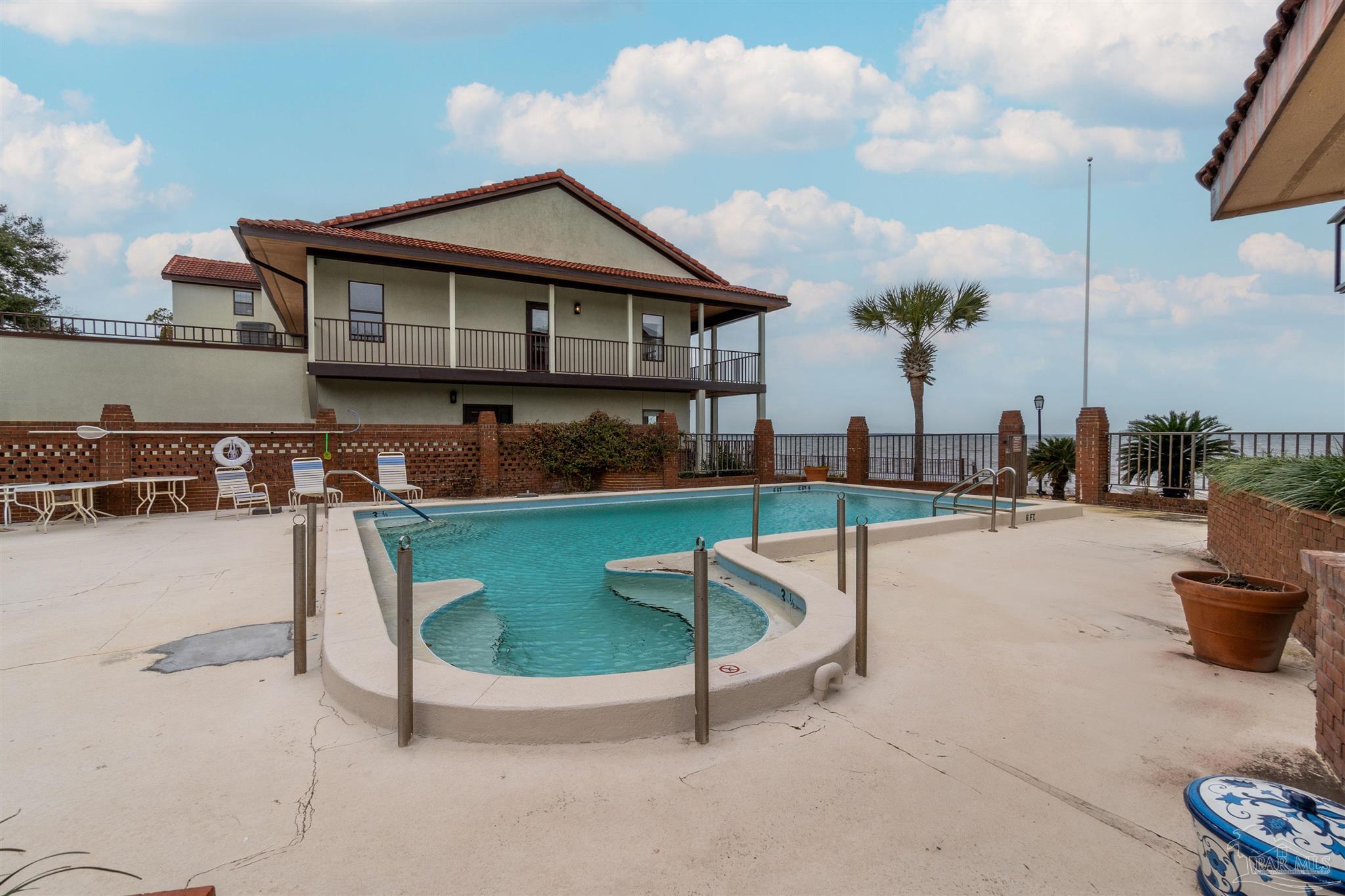 102 Baybridge Dr