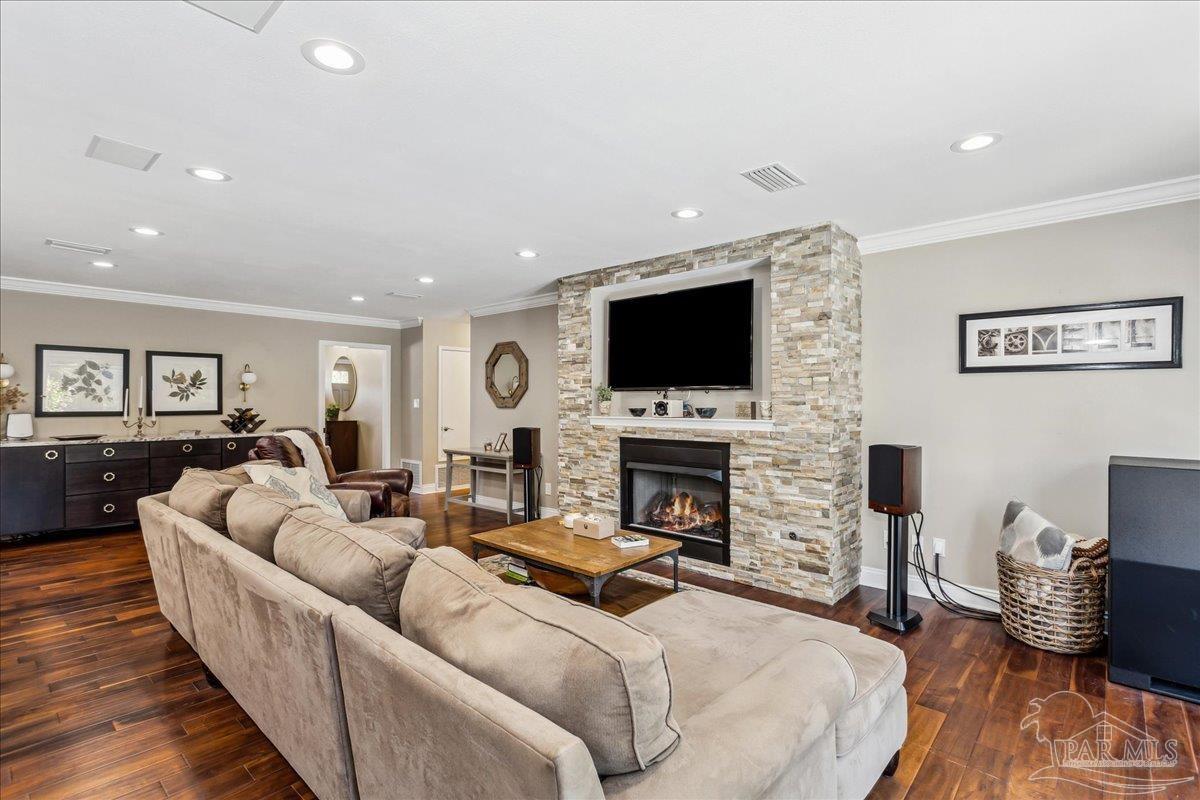 709 Chesapeake Dr