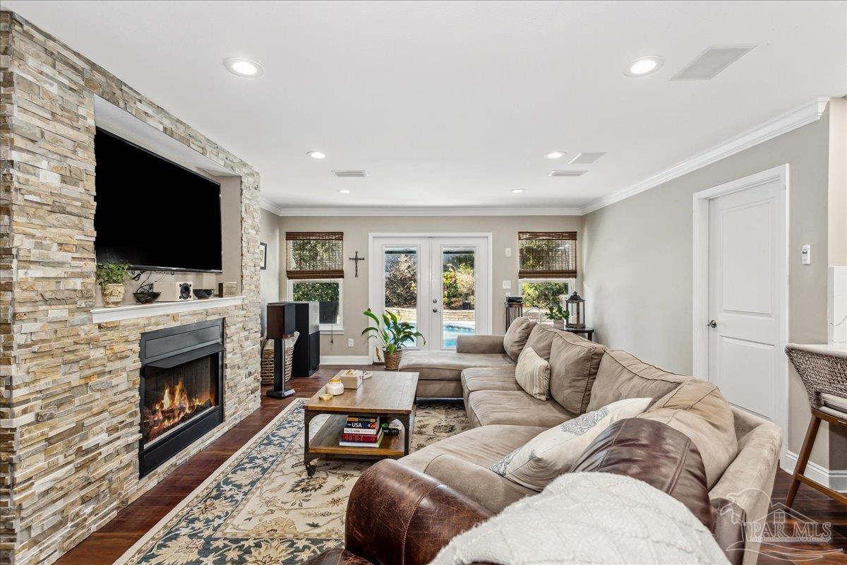 709 Chesapeake Dr