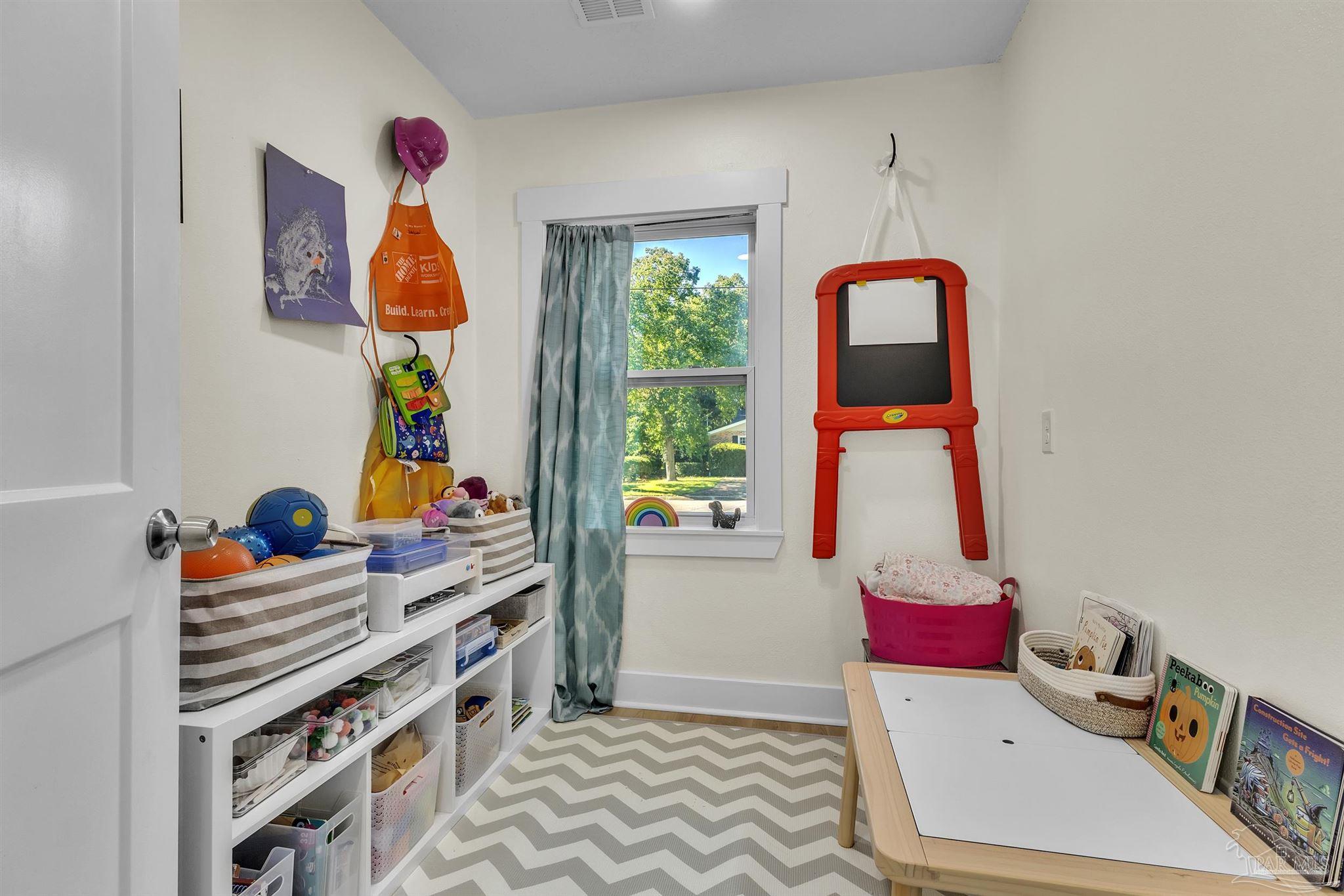 1826 Peyton Dr, Pensacola