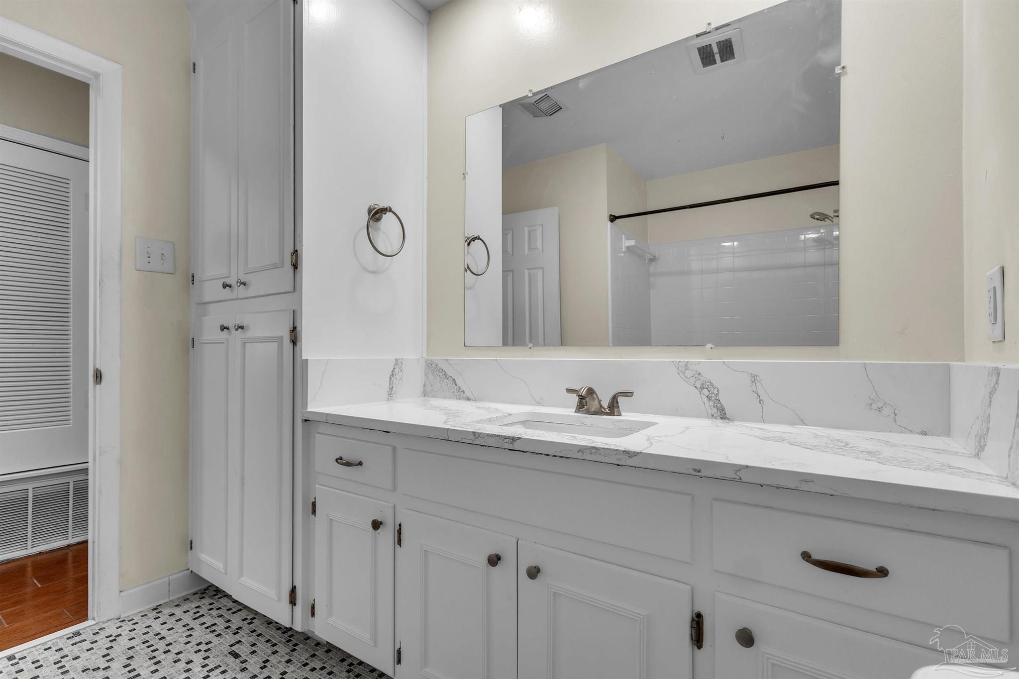5570 Peachtree Ct