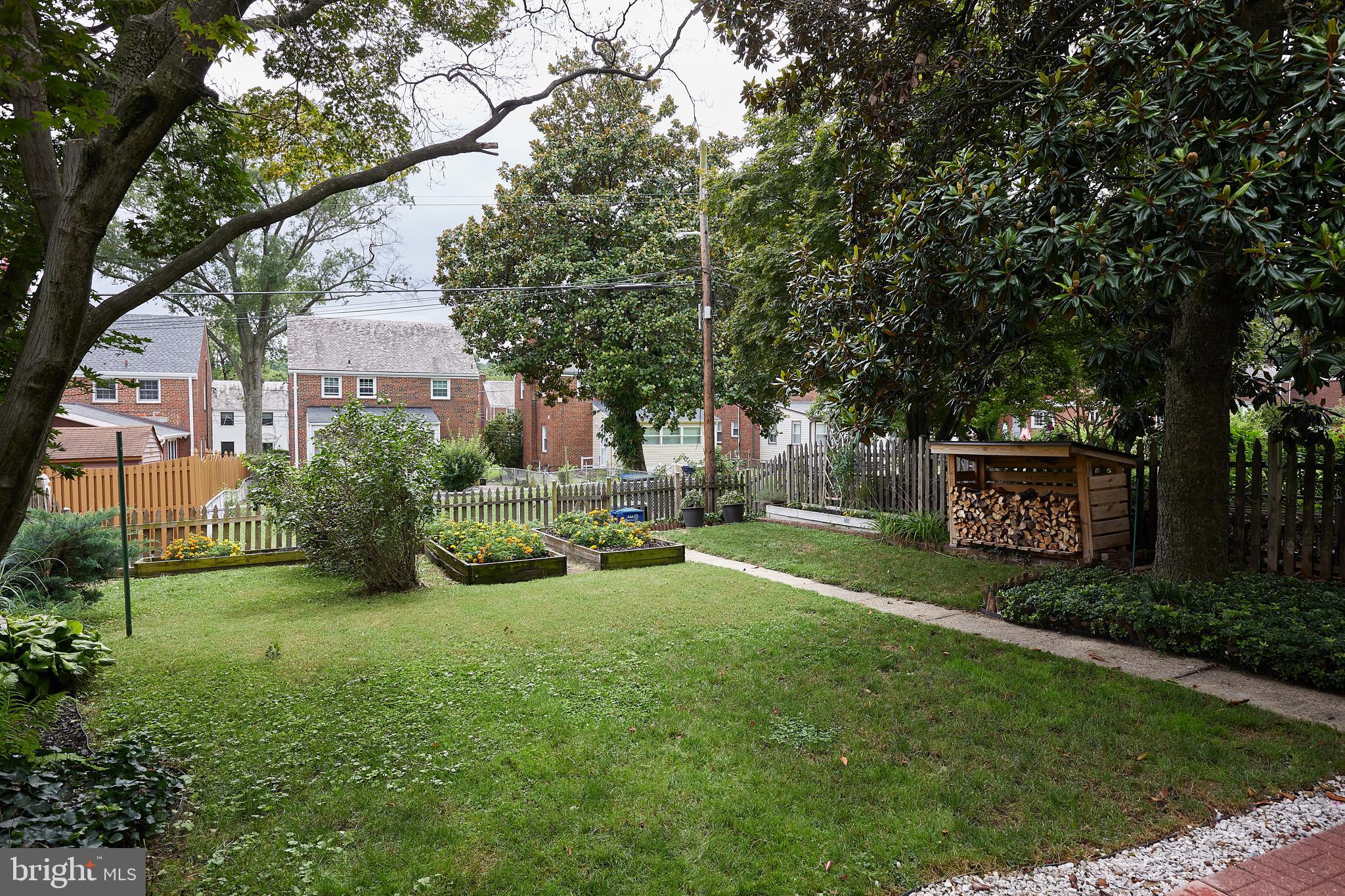 1643 Webster St NE