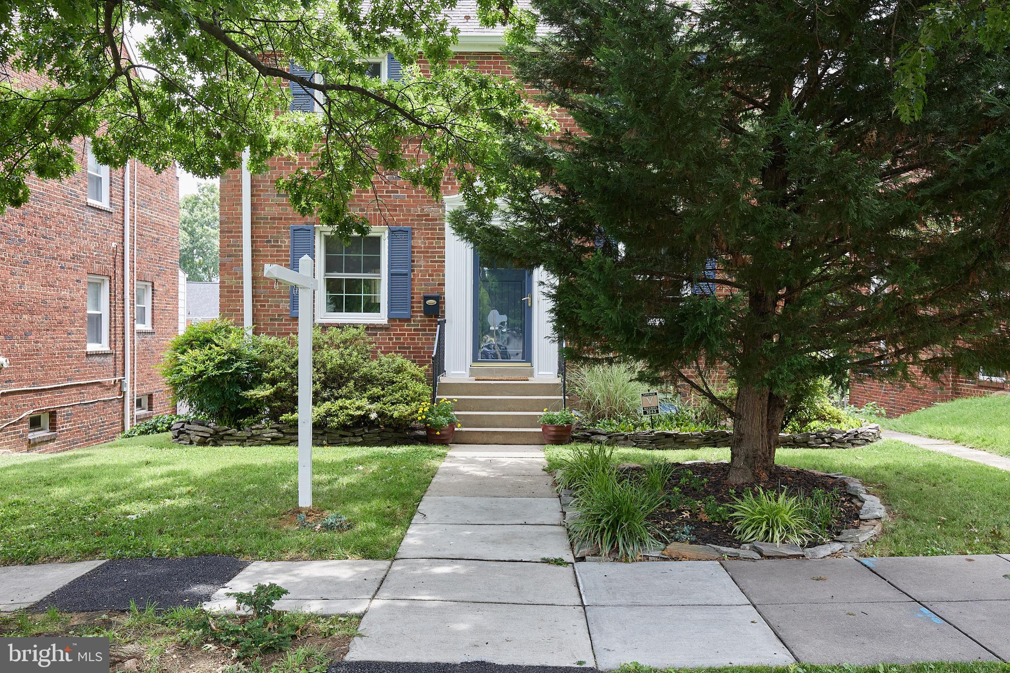 1643 Webster St NE